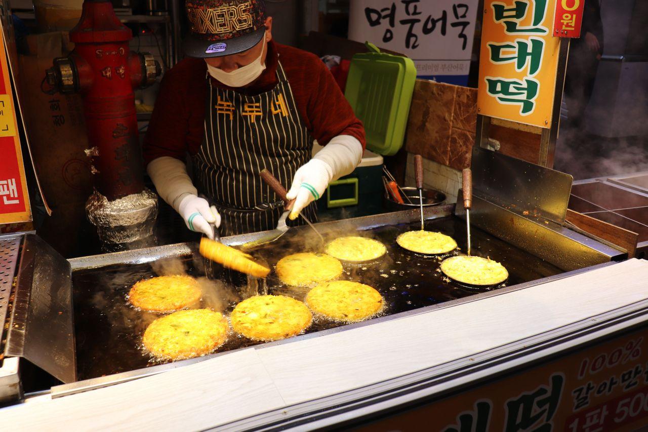 糖餅和綠豆煎餅正在炸鍋內翻滾，令人垂涎的韓式傳統小吃